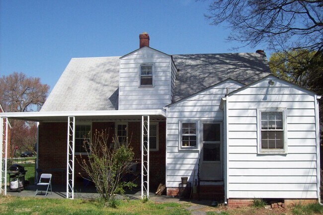 Foto del edificio - 4 bedroom home near parks with fenced in r...