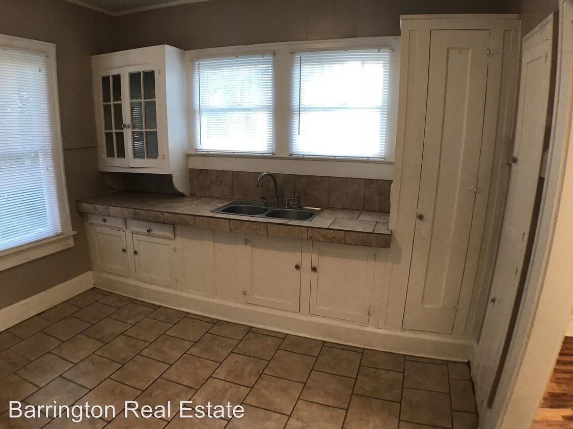 Building Photo - 296 Pinewood Ave