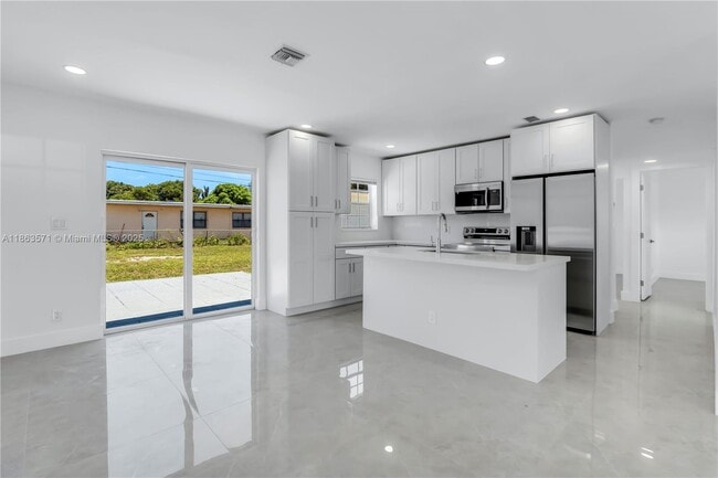 Foto del edificio - 1773 Lauderdale Manor Dr