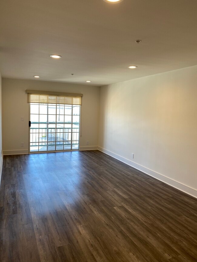 Building Photo - 3861 Vinton Ave
