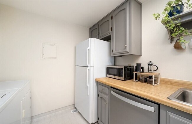 Foto del edificio - 2bedr 2bath Lovely light and bright condo