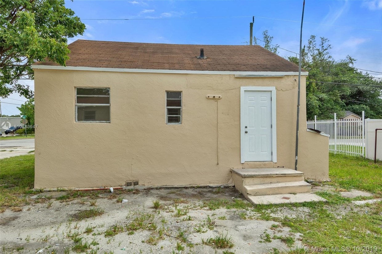 7728 NW 17th Pl Unit 2, Miami, FL 33147 Room for Rent in Miami, FL