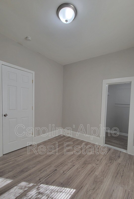 Building Photo - 609 Clyde St