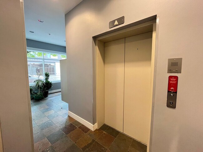Foto del edificio - 2 Bed + 2 Bath Condo in the Belmont District Portland ~ Secured Garage Parking, Washer & Dryer in...