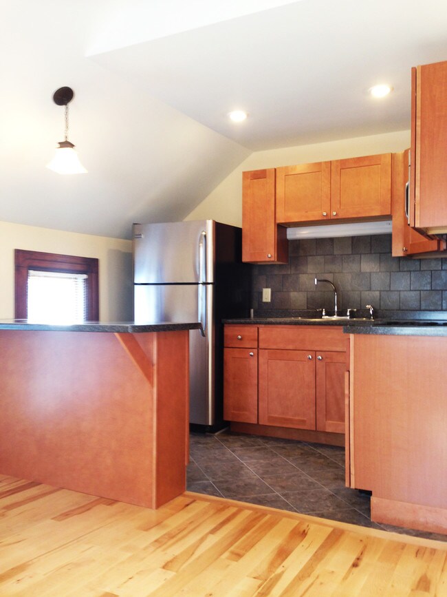 Building Photo - 40 Intervale Ave
