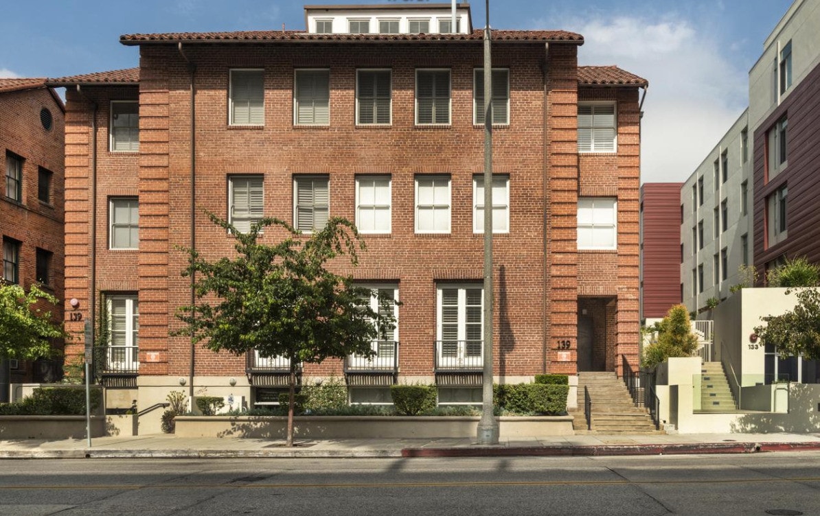 Primary Photo - 139 S Los Robles Ave