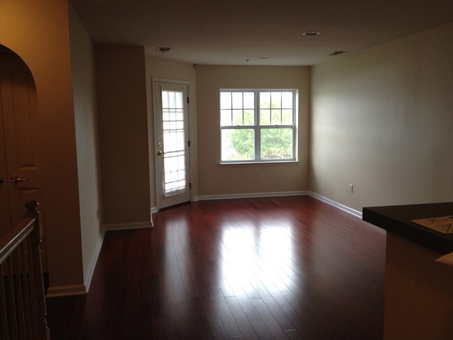 Building Photo - 312 Waterside Close