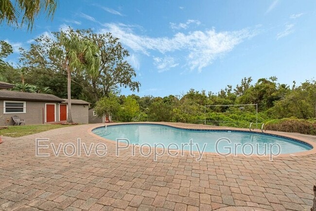 Foto del edificio - 724 Forest Glen Ct