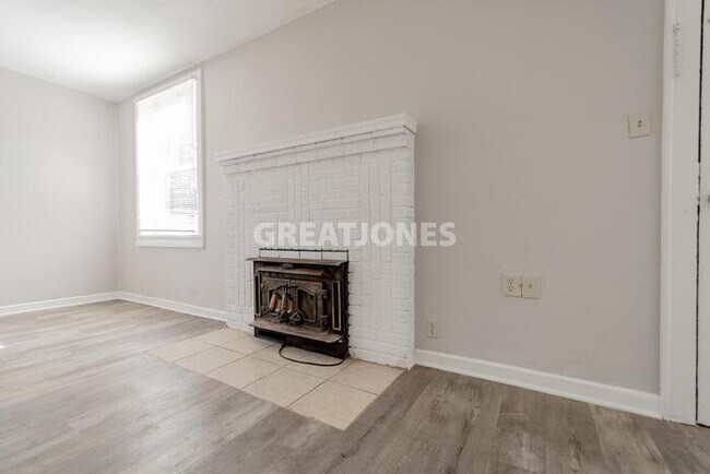 Foto del edificio - 4103 Woodridge Dr