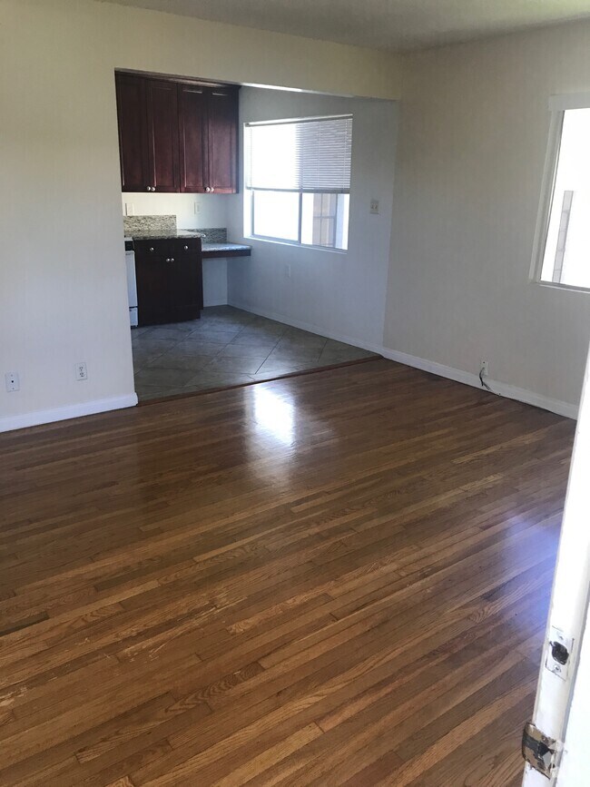 Alamitos Park Houses for Rent with a Garage Long Beach, CA 2 Homes