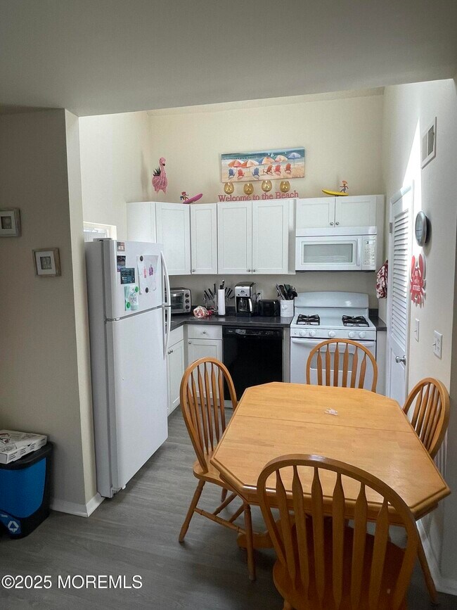 Building Photo - 202 Carteret Ave