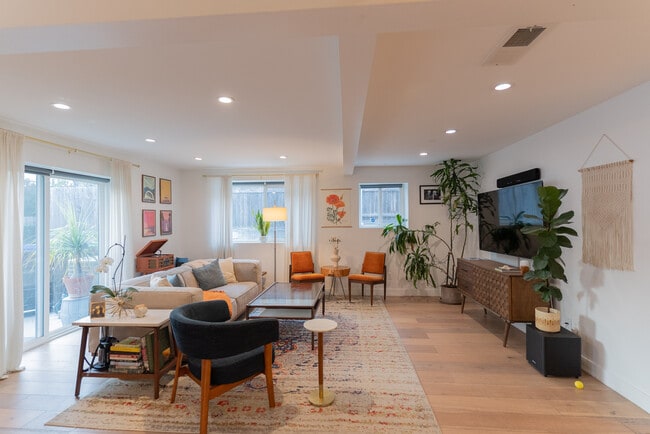 Foto del edificio - 446 N Commonwealth Ave