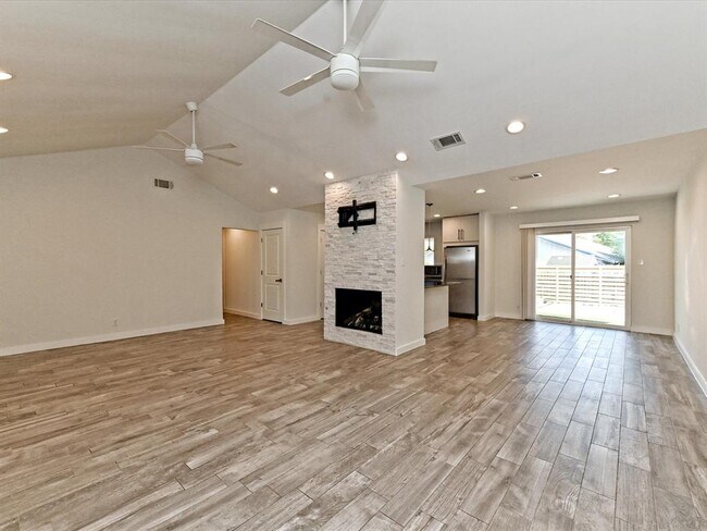 Foto del edificio - 1202 Woodfield Dr