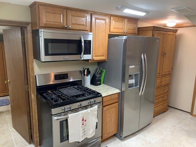 Full kitchen - 2235 Quebec Ave S