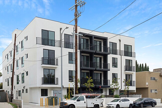 Foto del edificio - 6144 Whitsett Ave