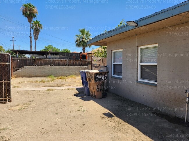 Building Photo - 1 bedroom 1 bathroom  back house with a pr...