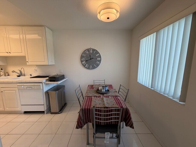 Building Photo - Bright Furnished 1BD in Prime Santa Monica Location w/ Private Balcony