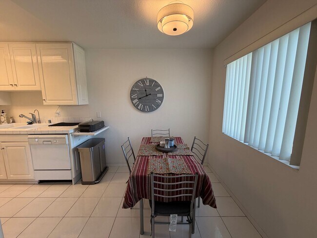 Foto del edificio - Bright Furnished 1BD in Prime Santa Monica Location w/ Private Balcony