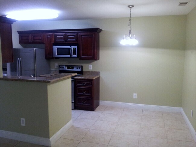 Building Photo - Two Bedroom Condo In Plantation Point - On...