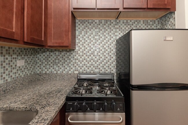 Building Photo - 553 W Arlington