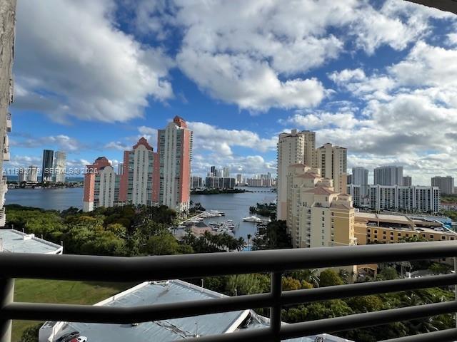 Foto del edificio - 3300 NE 191st St