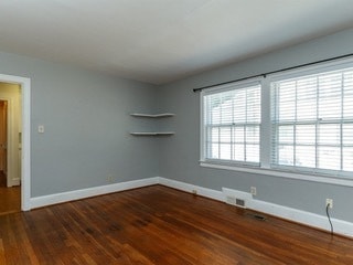 Building Photo - Great Location! One Bedroom Triplex, Great...
