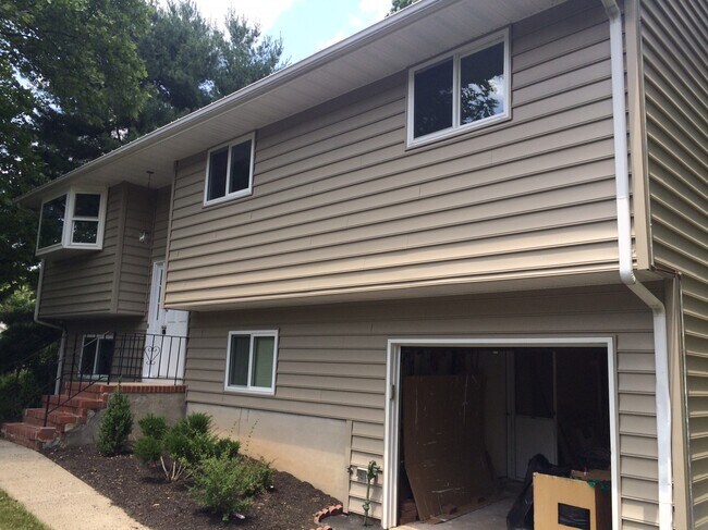 Building Photo - 6 Stewart Ln