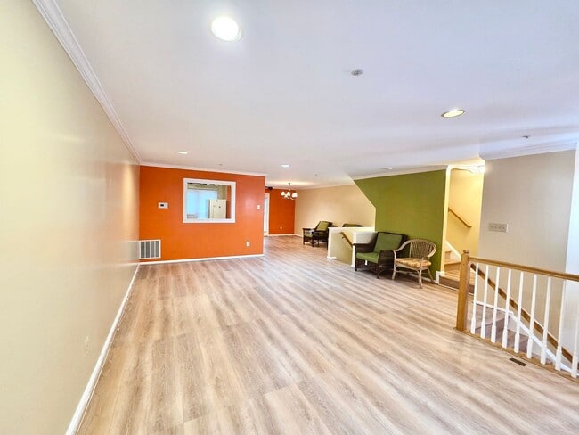 Building Photo - Charming 3 BR/2.5 BA Townhome in Silver Sp...