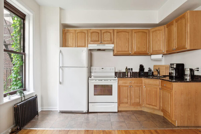 Building Photo - 300 E 69th St