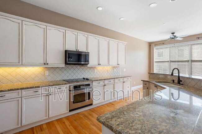 Building Photo - 321 Creekbank Way SE