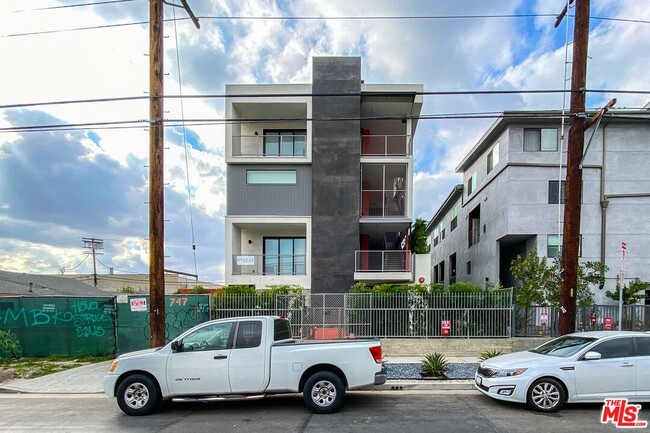 Building Photo - 747 Lillian Way