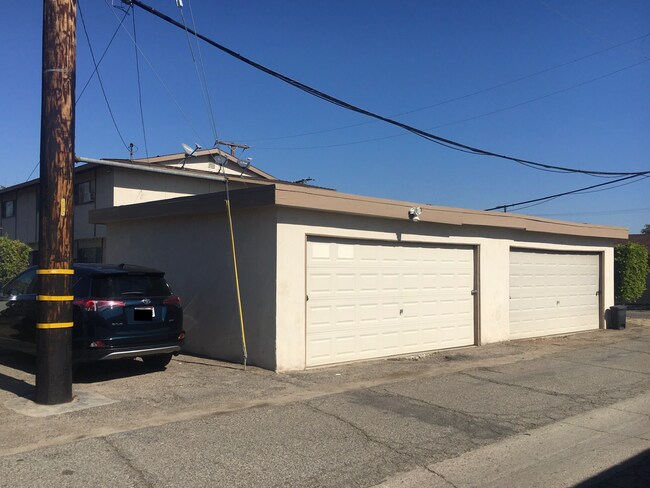 Enclosed Garage - 10412 Park Ave