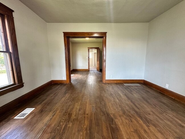 Building Photo - Four Bedroom House Available in Battle Creek!