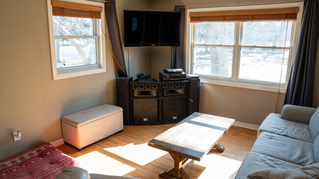 Sala de estar 3 - 5864 Quebec Ave N