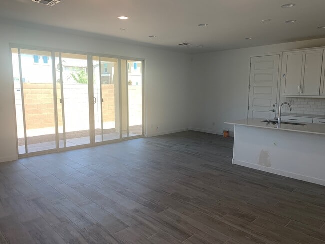 Building Photo - 9923 E Tiburon Ave