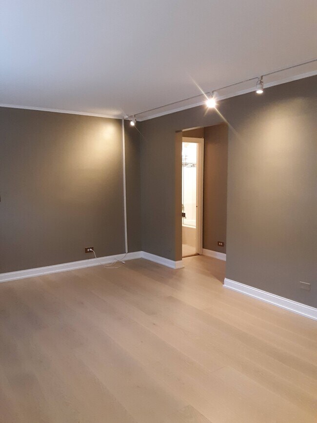 Building Photo - First Floor Spacious 1-Bed in Fantastic Ev...