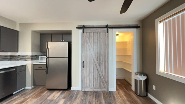 Building Photo - Welcome to this Charming 3 bedroom, 2 bath...