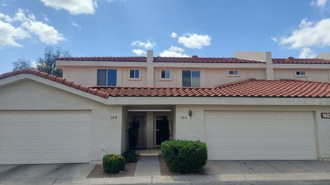 Foto del edificio - Beautiful townhome in gated community!