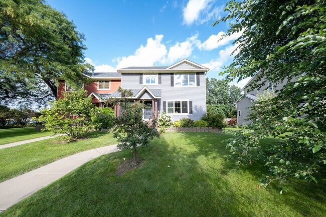 Building Photo - 2550 Douglas Dr N