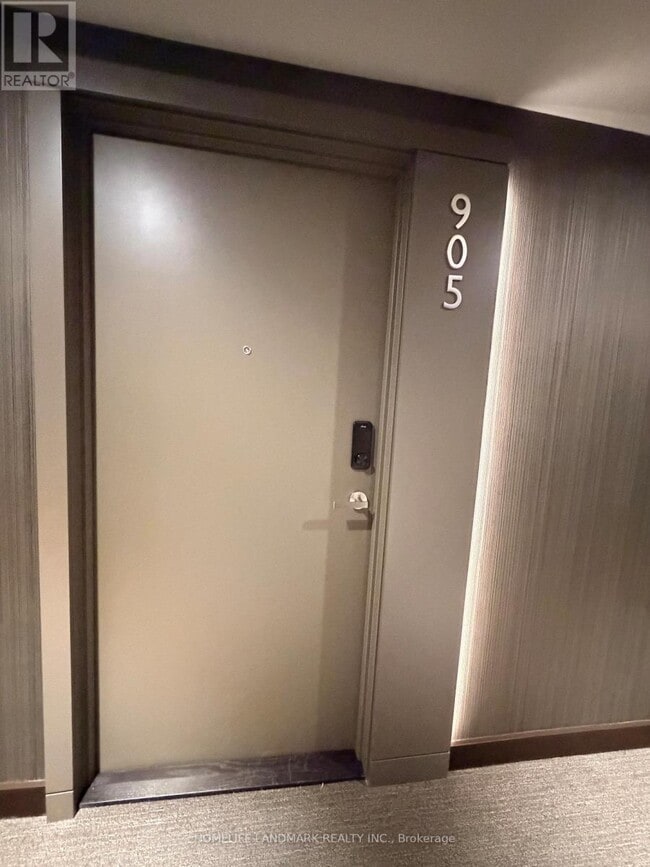 Building Photo - 448 Burnhamthorpe Rd W