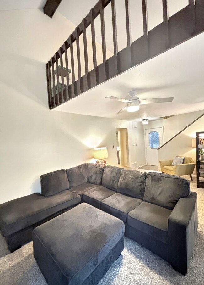 Building Photo - 3 Bedroom 3 Bathroom Renovated Townhome