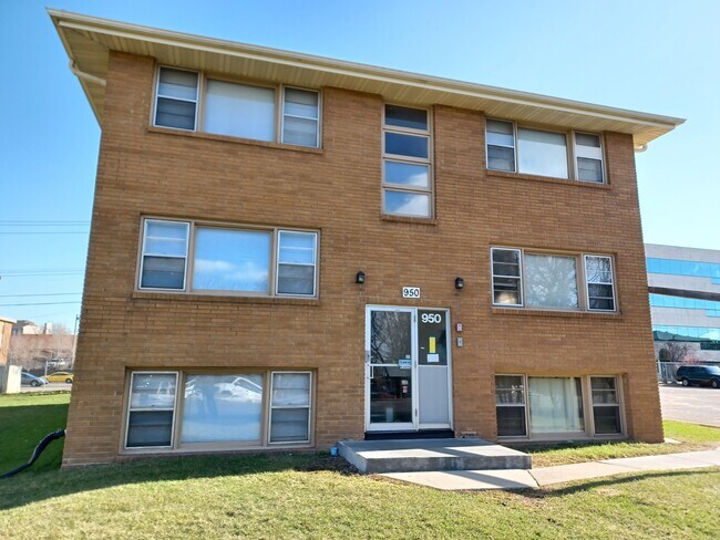 Building Photo - 950 Lynde Dr NE