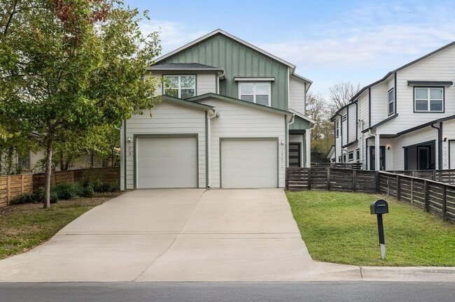 Building Photo - 1301 Cometa St