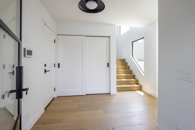 Foto del edificio - Gorgeous Fully Remodeled 5 Bedroom Home wi...