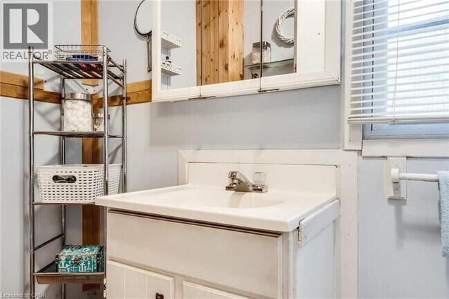 Building Photo - 16 Victoria Ave