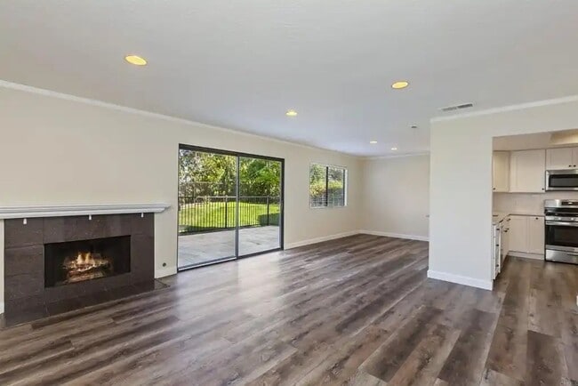 Building Photo - Upgraded La Costa Townhome