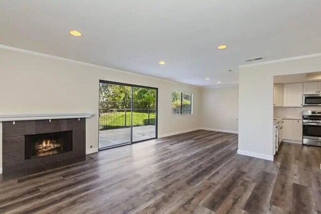 Foto del edificio - Upgraded La Costa Townhome