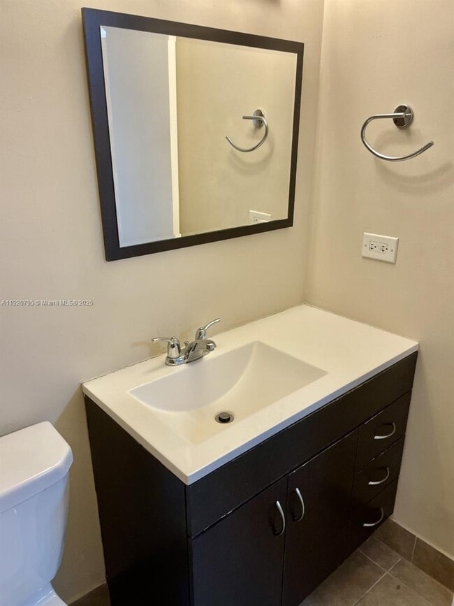 Building Photo - 999 Brickell Bay Dr