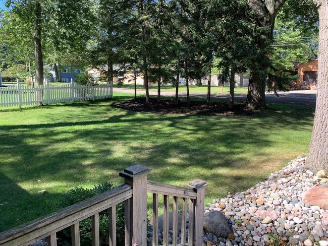 Building Photo - Fully furnished 2 bed home across from pub...