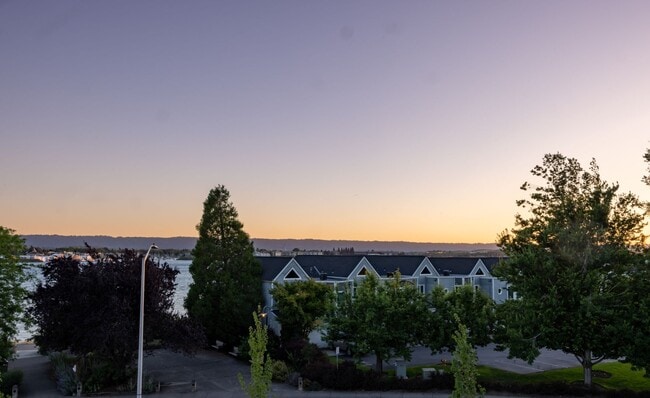 Building Photo - 1708 SE Columbia River Dr
